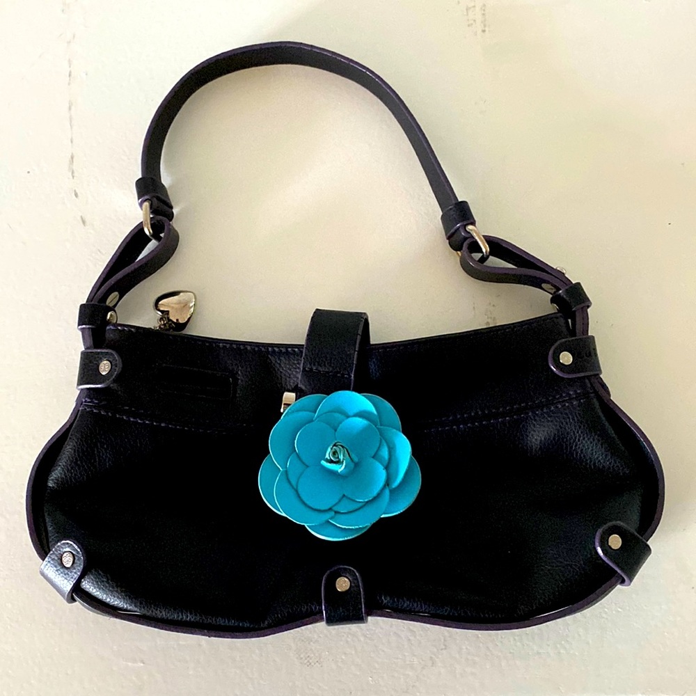 Cul-de-Sac Black Purse Featuring a Teal Magnetic Flower Accent